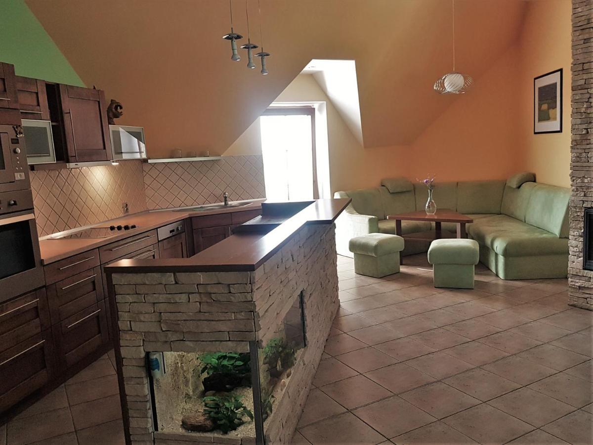 Apartmán V aleji Slavkov u Brna Exterior foto